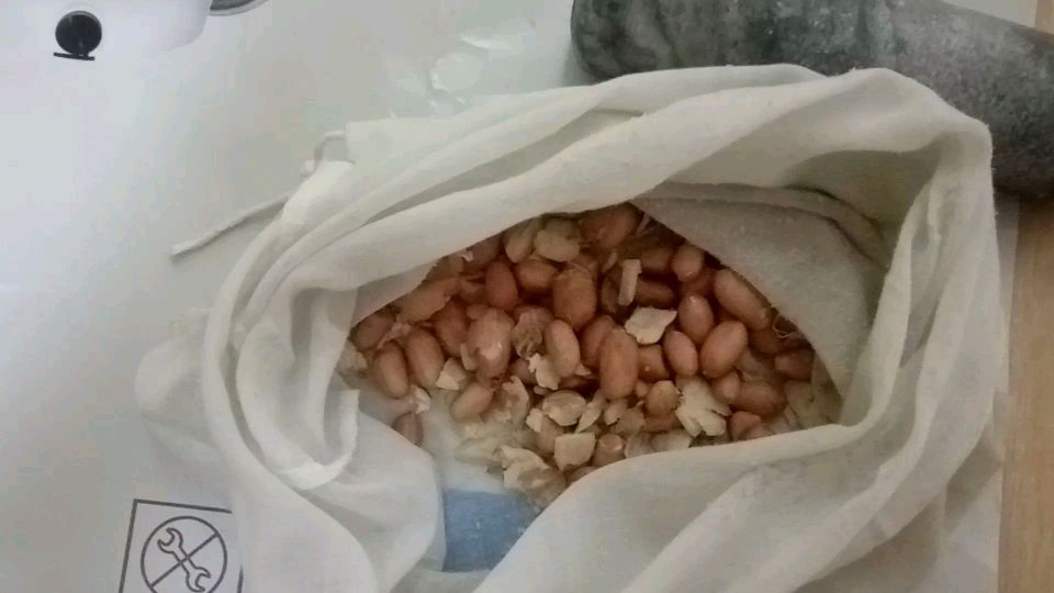 花生粥!也许很多人都用来油炸或煲汤,我来教你怎样煮香喷喷的粥
