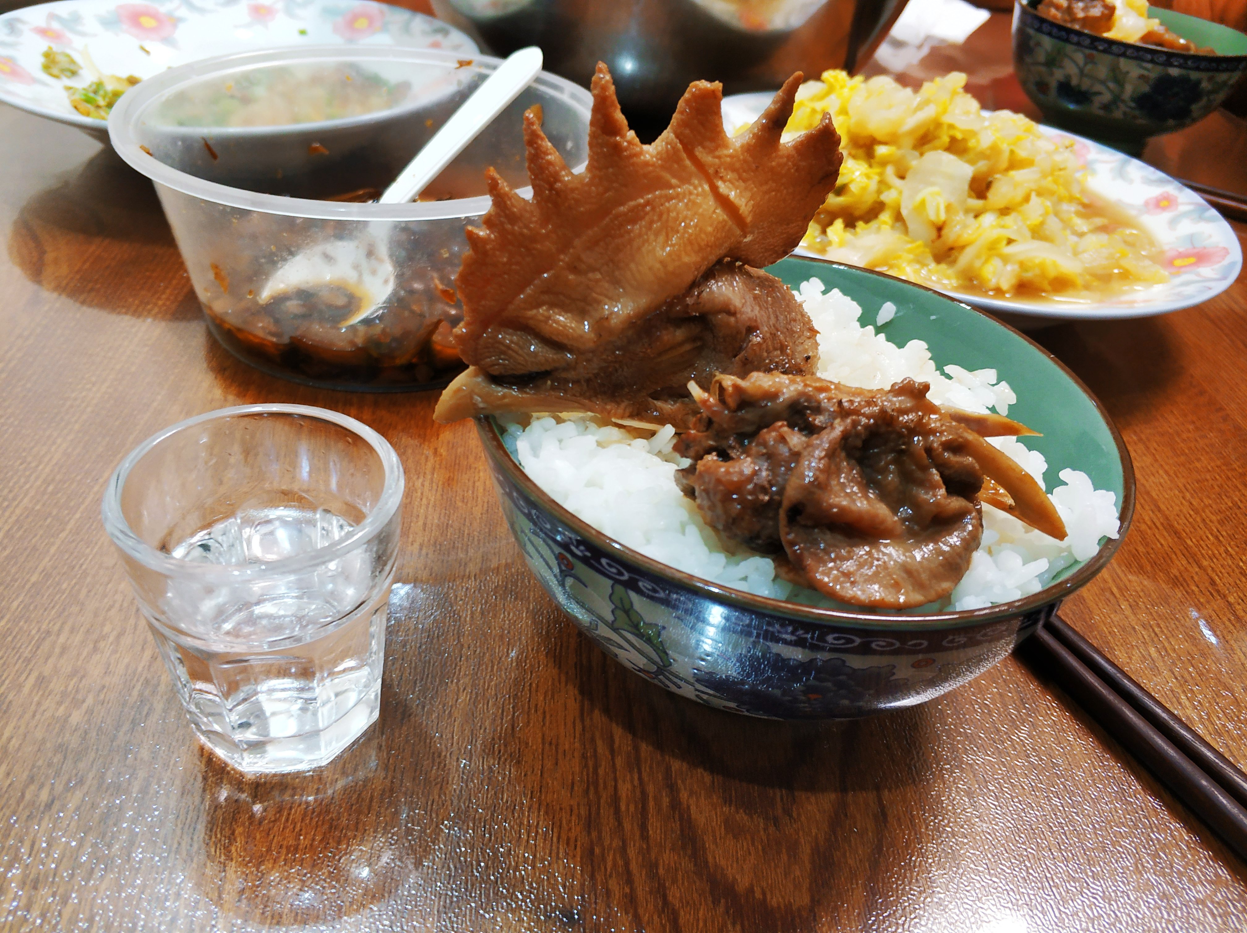 我家的晚飯:一盆雞三個菜媳婦做的我最愛,半斤酒一碗飯吃的舒坦