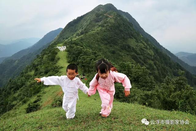 震撼!60多名太极高手在大金山上表演太极会是什么体验?