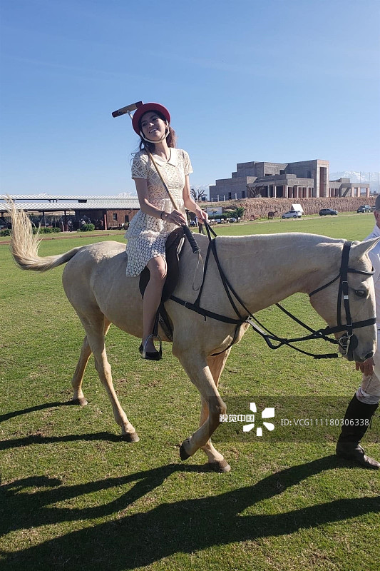 布兰卡·布兰科变"最美马球手" 穿短裙骑马英姿飒爽