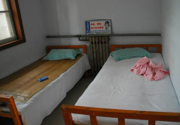 火车站外面小旅馆40一晚,靠什么赚钱?其实里面不仅住宿这么简单