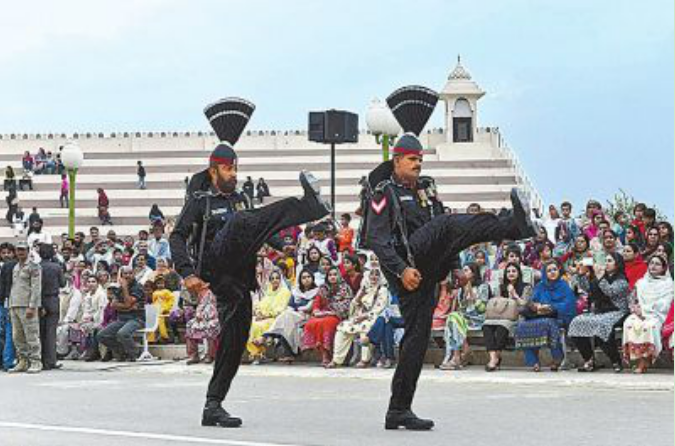一言不合就"斗舞",印巴边境上演另类"战斗",脚真的不痛吗?