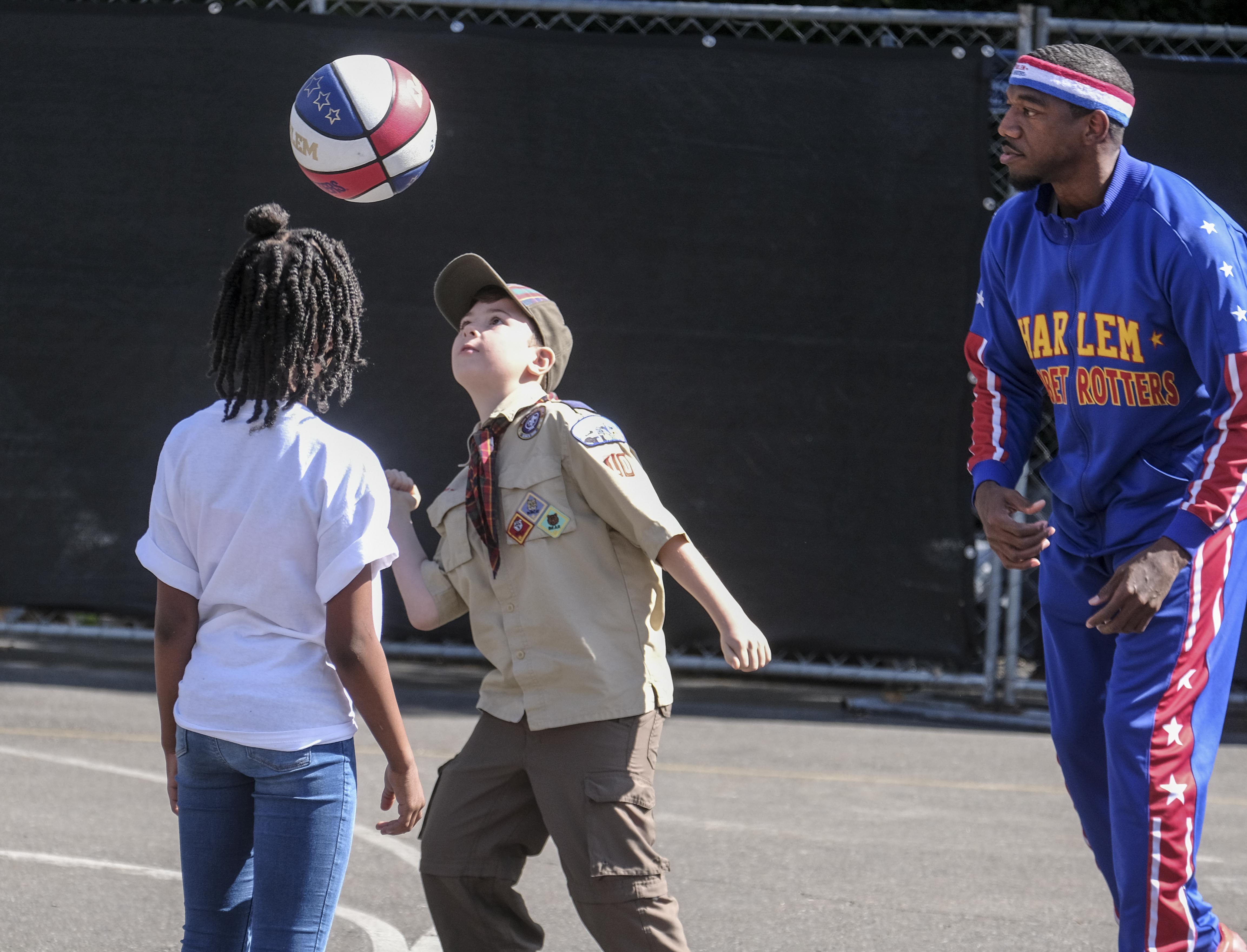 (体育)(6)篮球——哈林篮球队队员造访洛杉矶