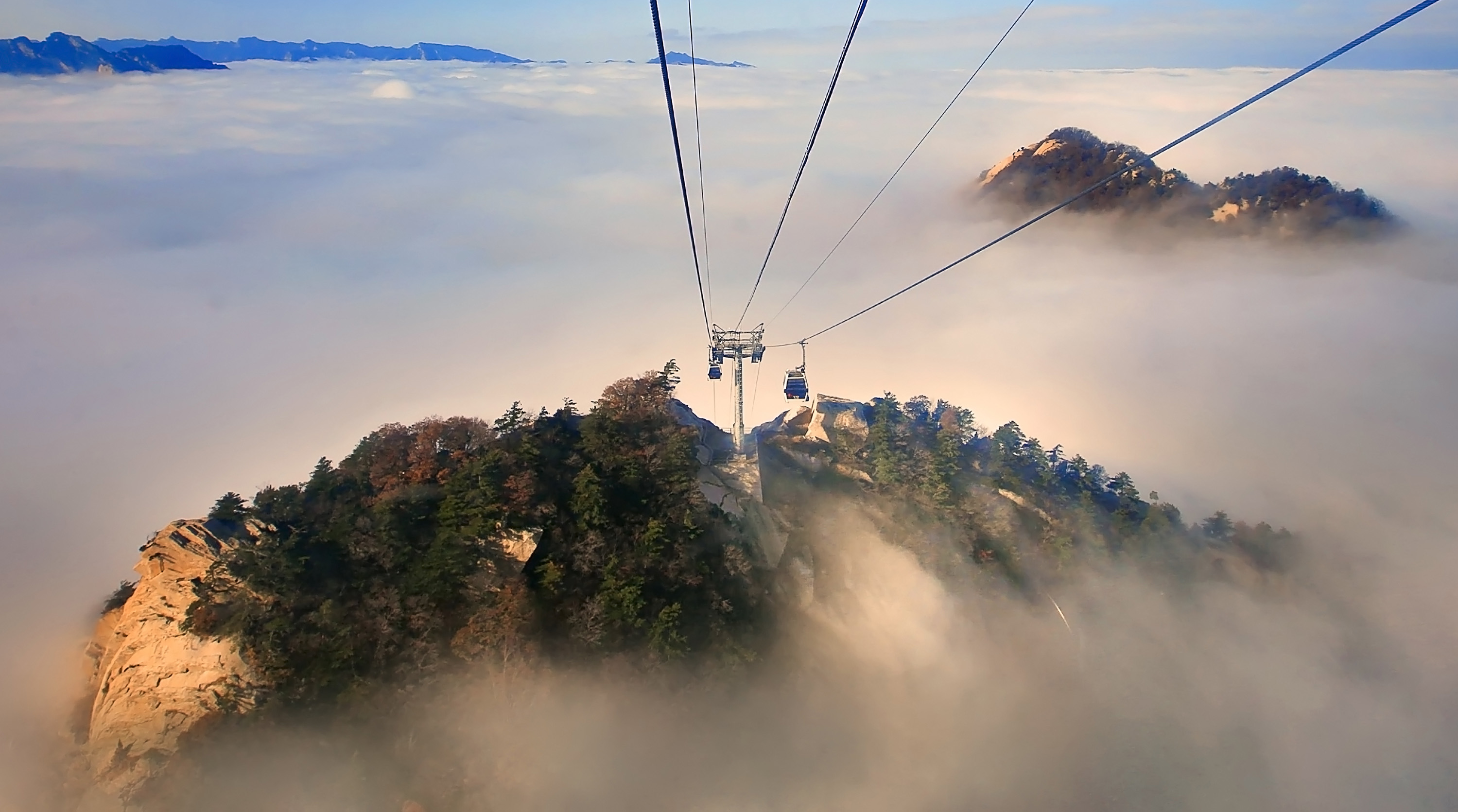 穿行云端峭壁 守护华山"天路"