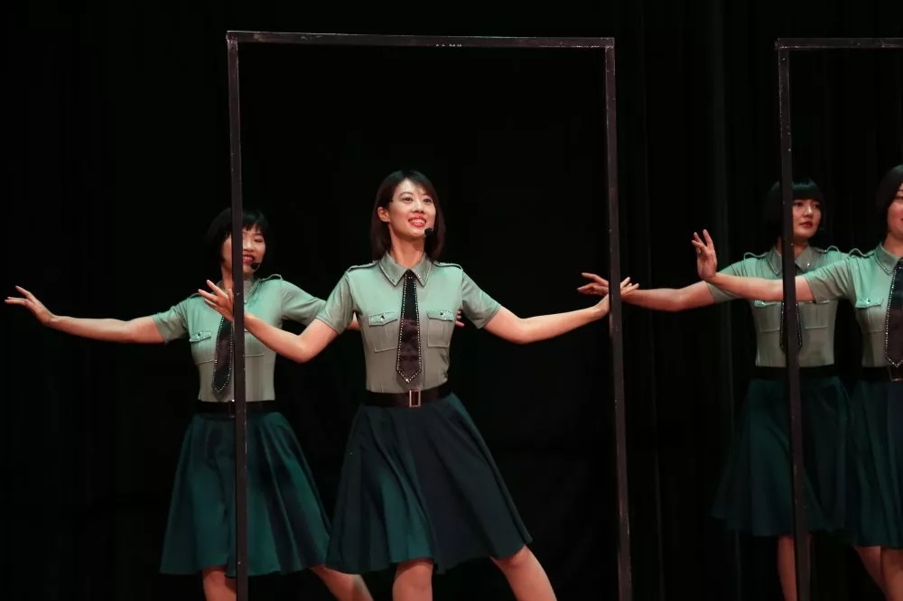 不爱红装爱武装!盘点军校"春晚"中的靓丽女兵