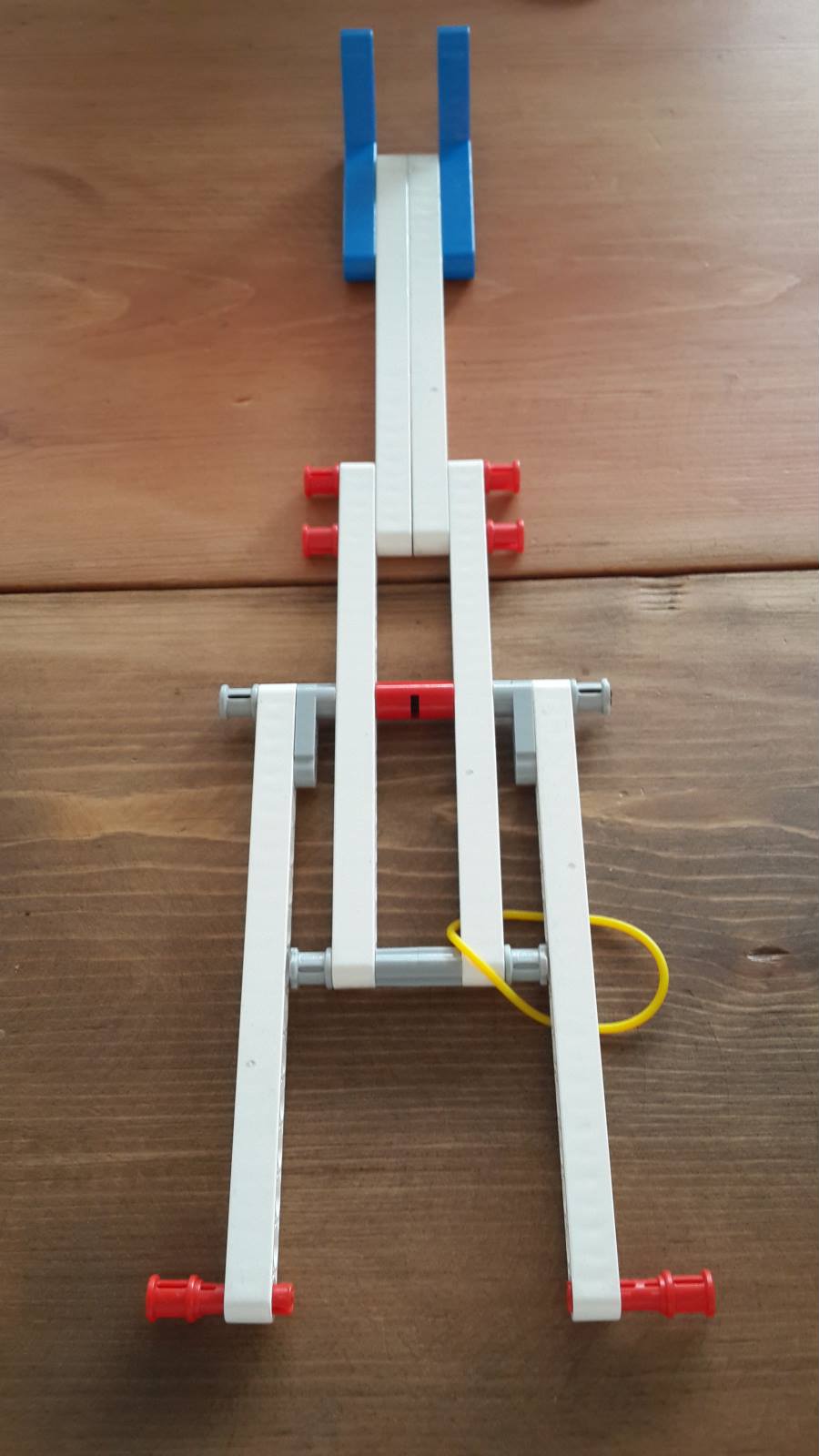 利用了皮筋的弹力2.发射装置利用了杆杠原理.