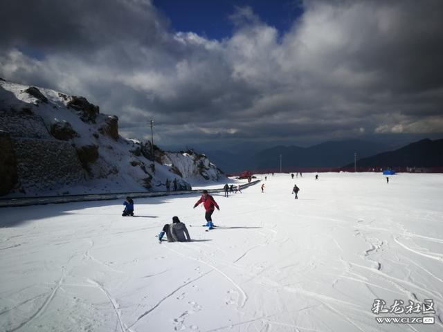 昆明首个室外滑雪场开门迎客 元旦就去轿子雪山嗨玩!