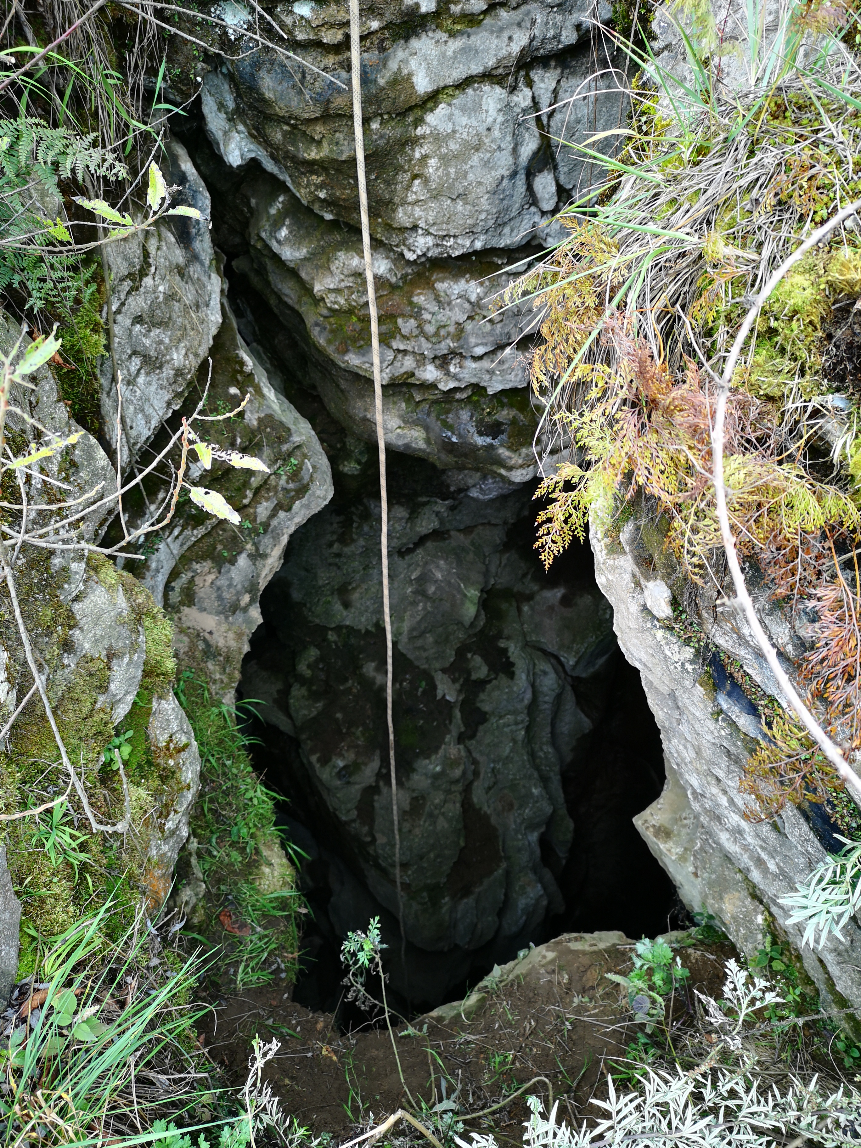 贵州百米深洞发现古"金山银矿",洞道太过艰险被放弃