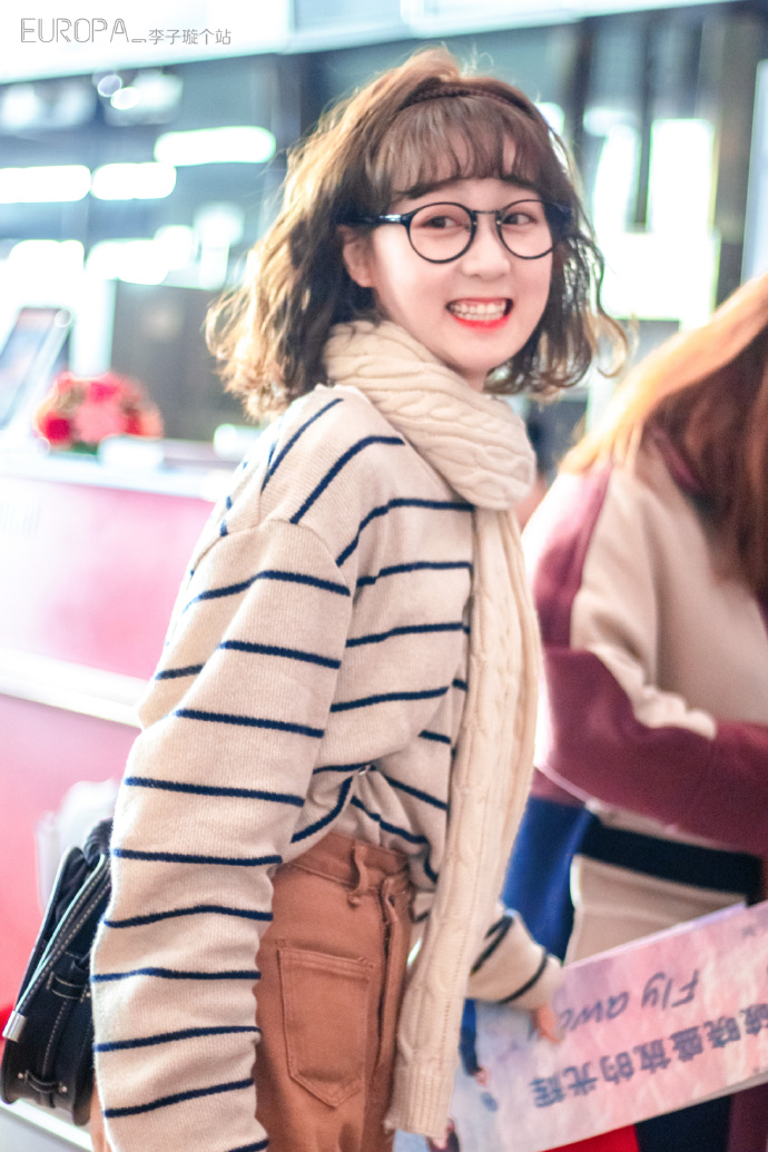 李子璇戴眼镜穿条纹毛衣现身机场,皮肤白皙笑容灿烂甜美可爱