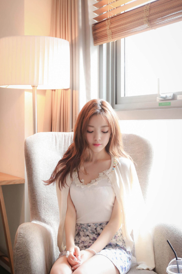 朴知贤:碎花小短裙,轻解罗裳衣,这身装扮让她如天使一般