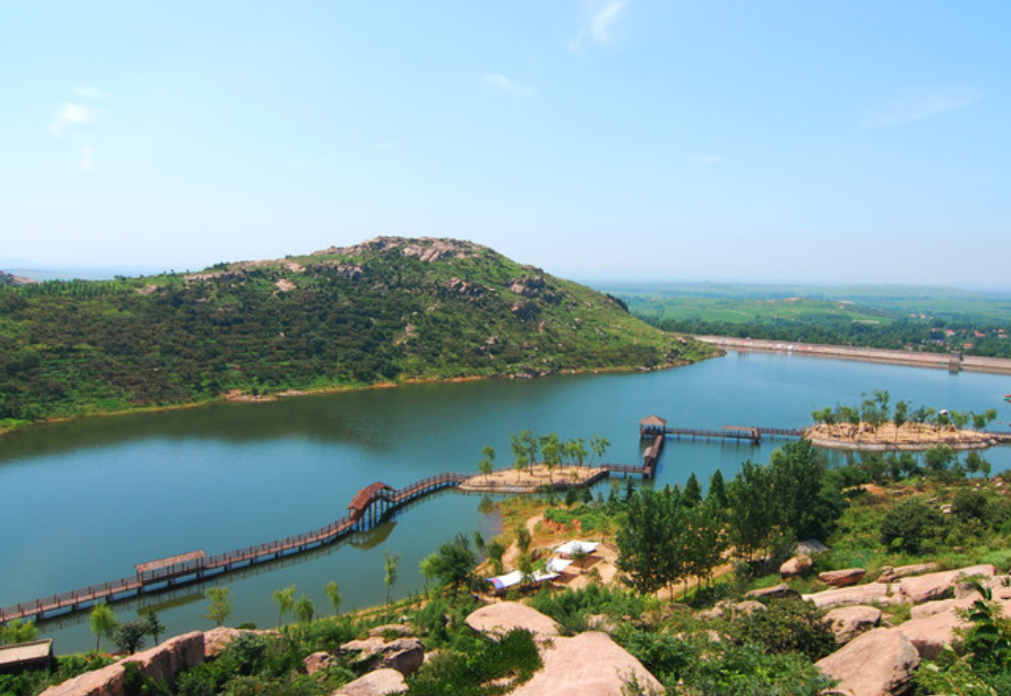 沂蒙六姐妹红色旅游区位于蒙阴县野店镇烟庄村,是国家2a级旅游区,建设