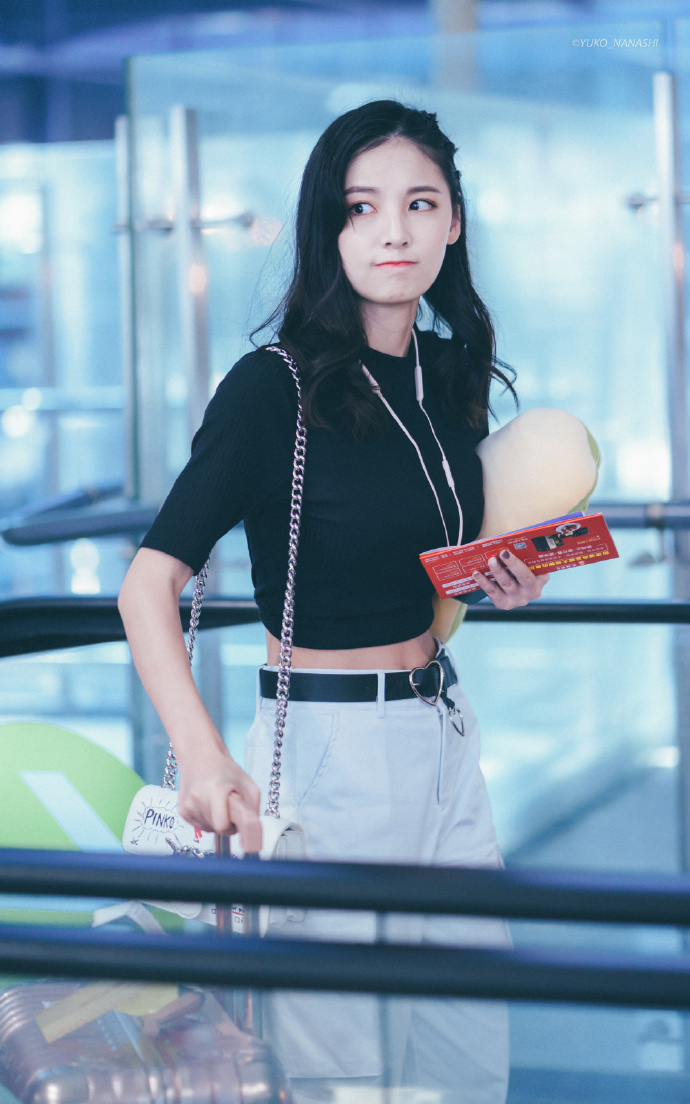 赵粤穿黑紧身衣搭配白休闲裤现身机场,皮肤白皙嘟嘴卖萌好可爱!