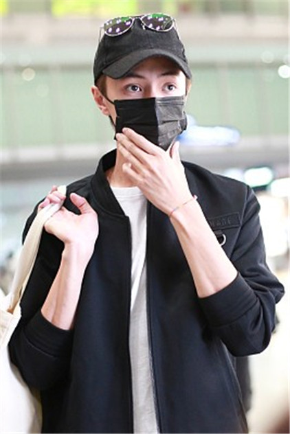 "花美男"官鸿素颜口罩遮面显 单手拎背包模样不羁大眼睛撩人