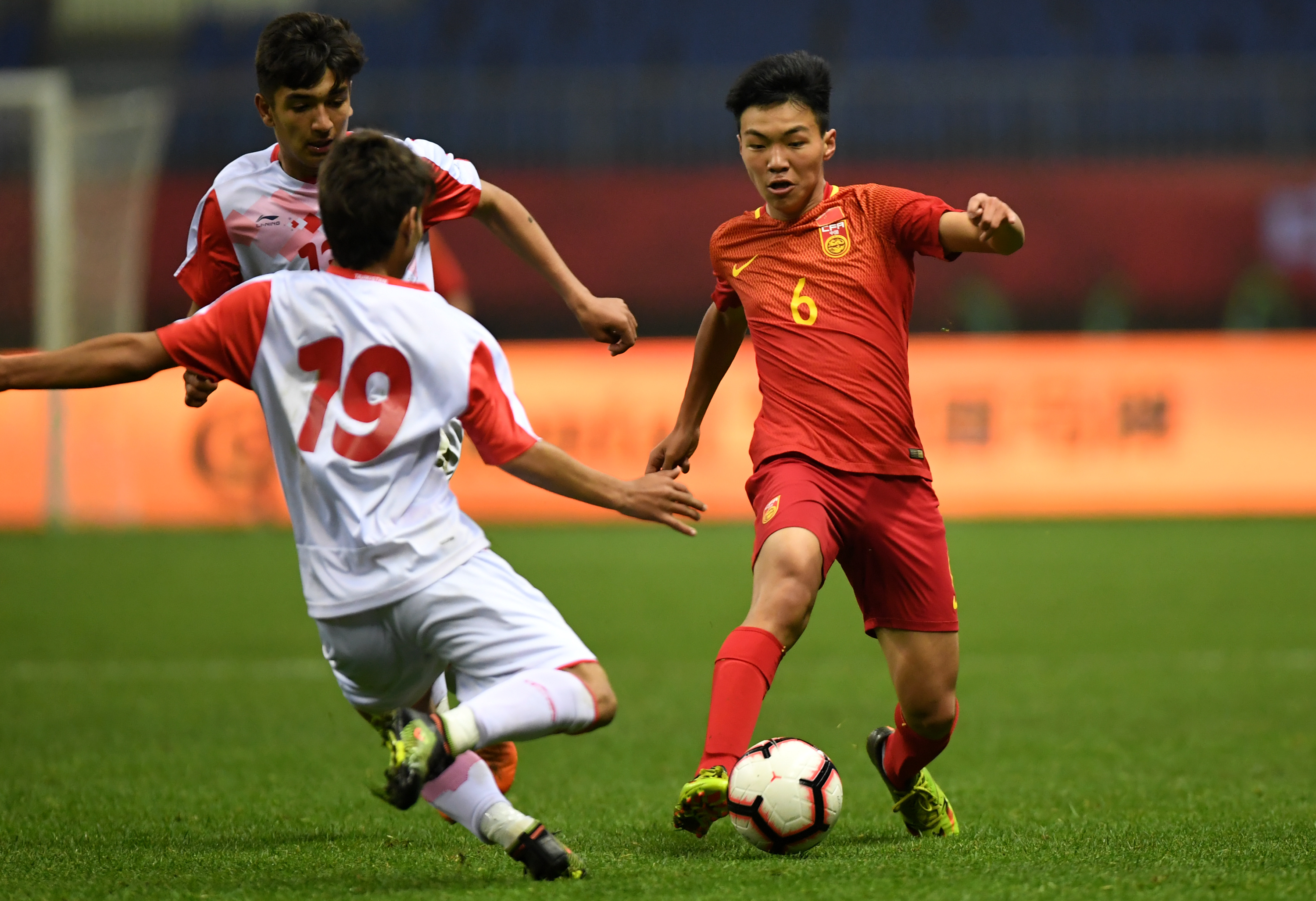 足球——国际青年锦标赛:中国平塔吉克斯坦