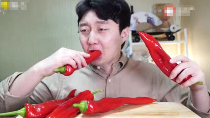 最寒酸的吃播,小哥哥辣成表情包,网友:爽了吧