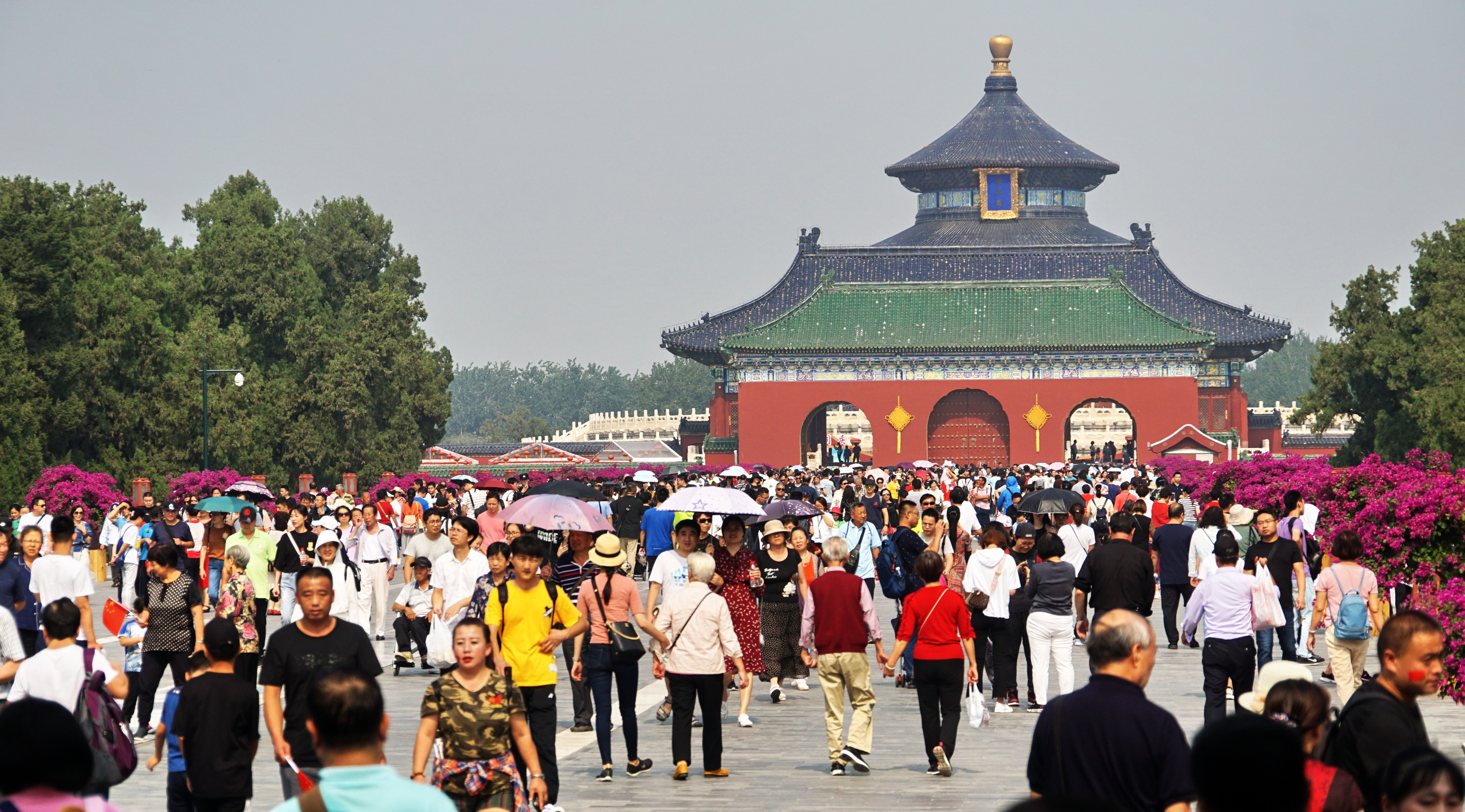 北京:天坛公园游人如织