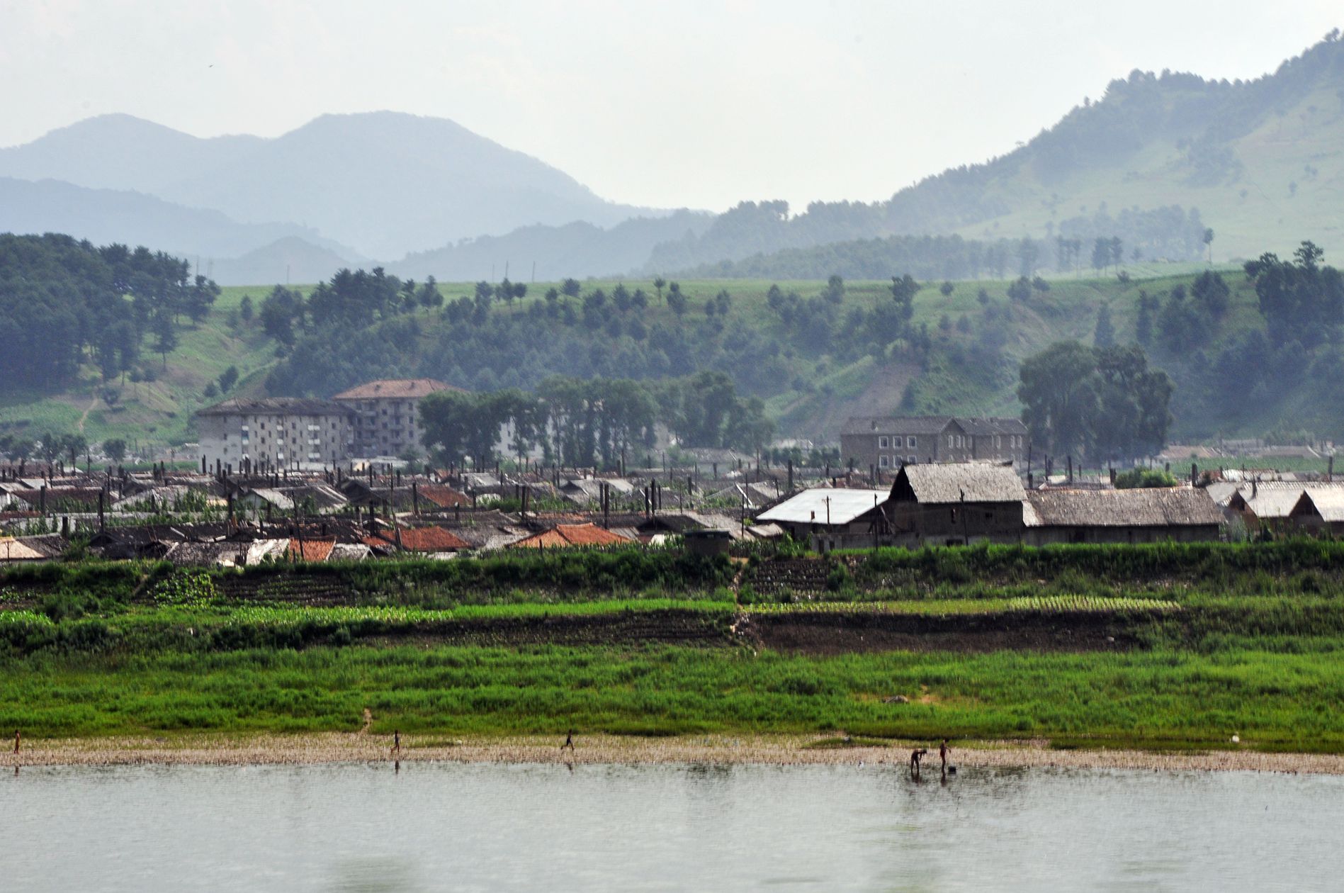 朝鲜掠影:站在江边拍摄朝鲜普通百姓的生活!