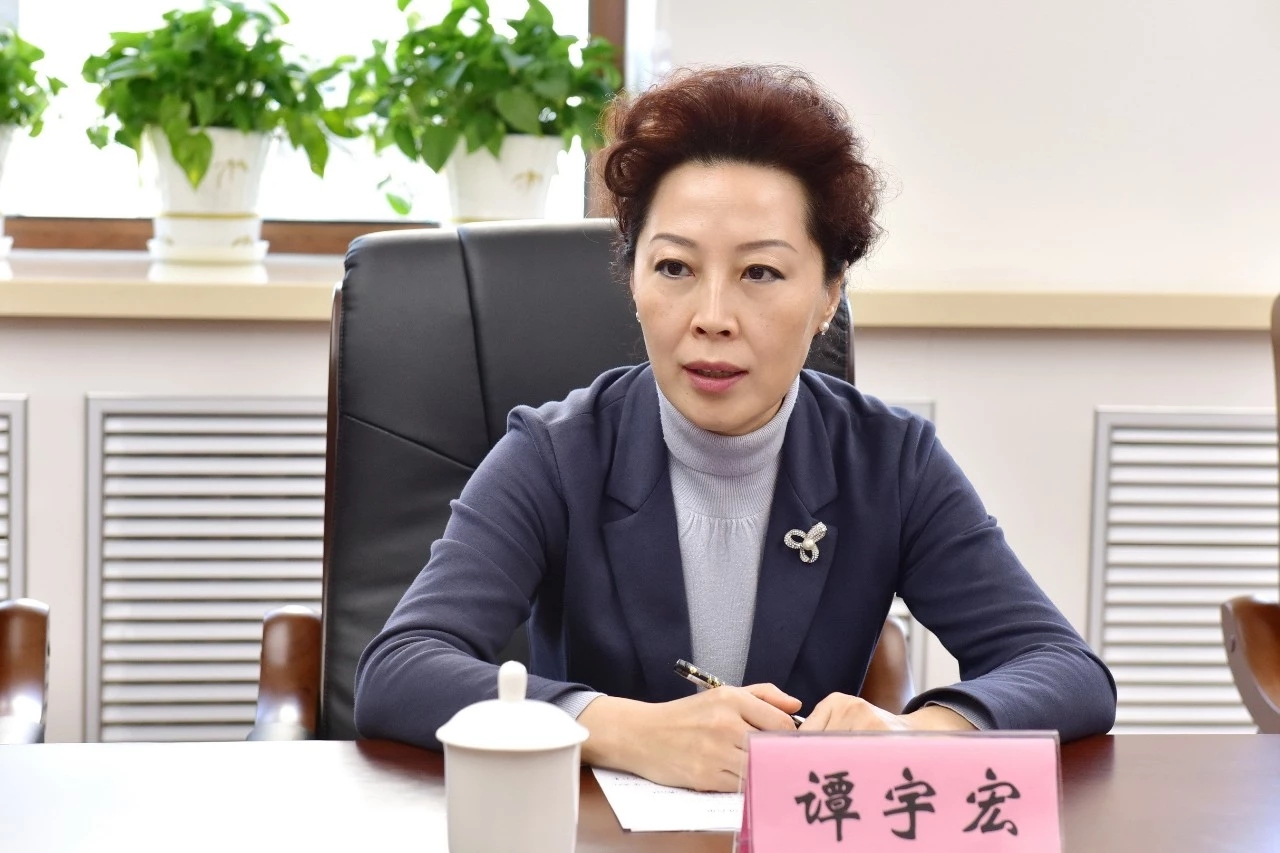 黑龙江省委网信办主任谭宇宏与大兴安岭地委宣传部长刘洪久座谈