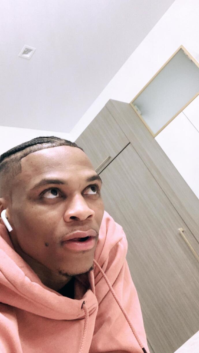 新发型新征程!威少社交媒体展示脏辫造型