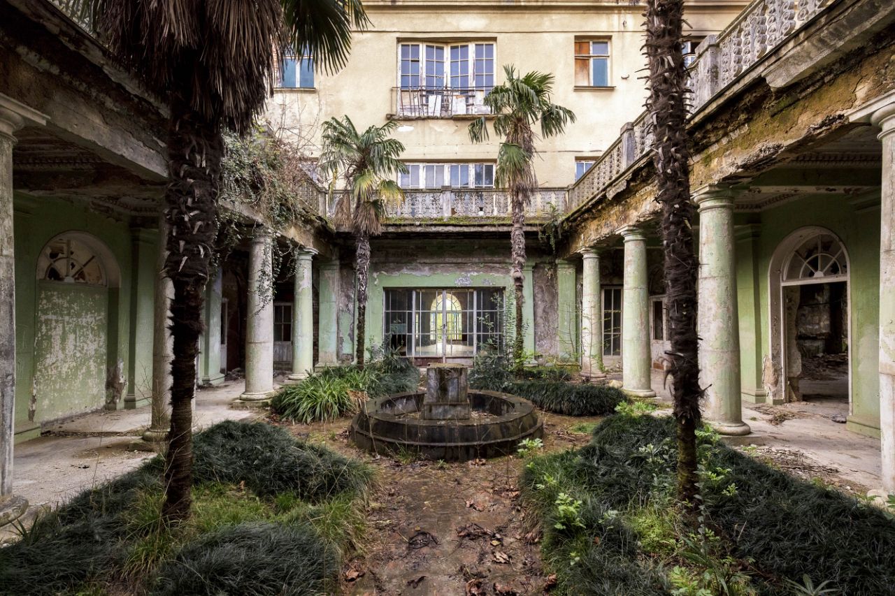 摄影师走访多国无人区 拍摄的废弃建筑照片令人毛骨悚然