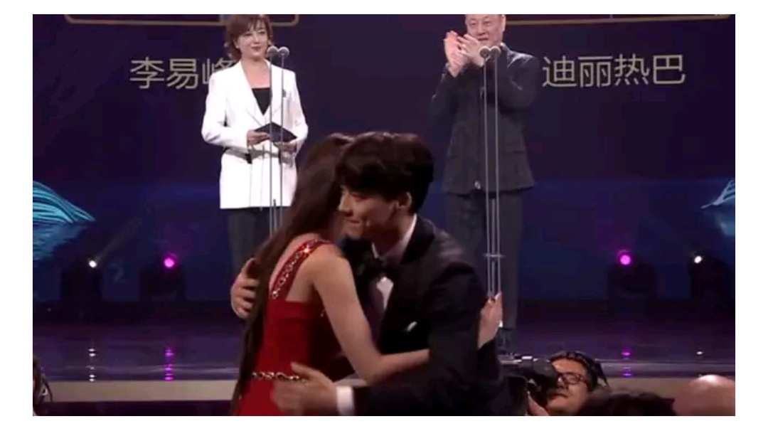 金鹰节上迪丽热巴拥抱李易峰,有人注意到李易峰手放的