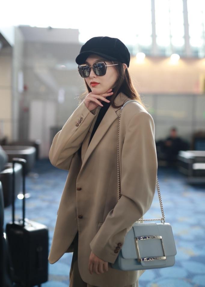 一身休闲西装,黑色墨镜,看起来超酷的.