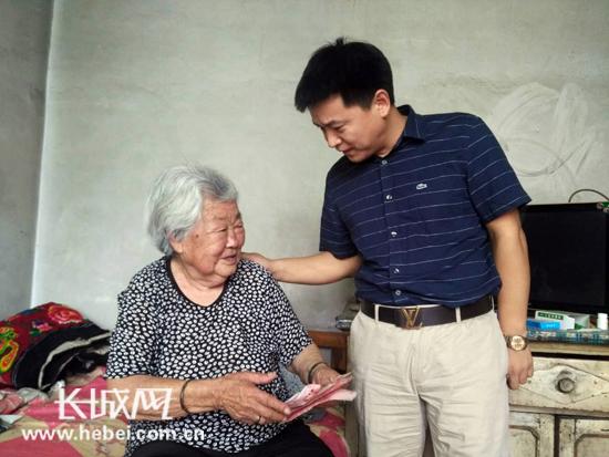 顺平杨学鹏连续3年慰问曲阳抗战老兵