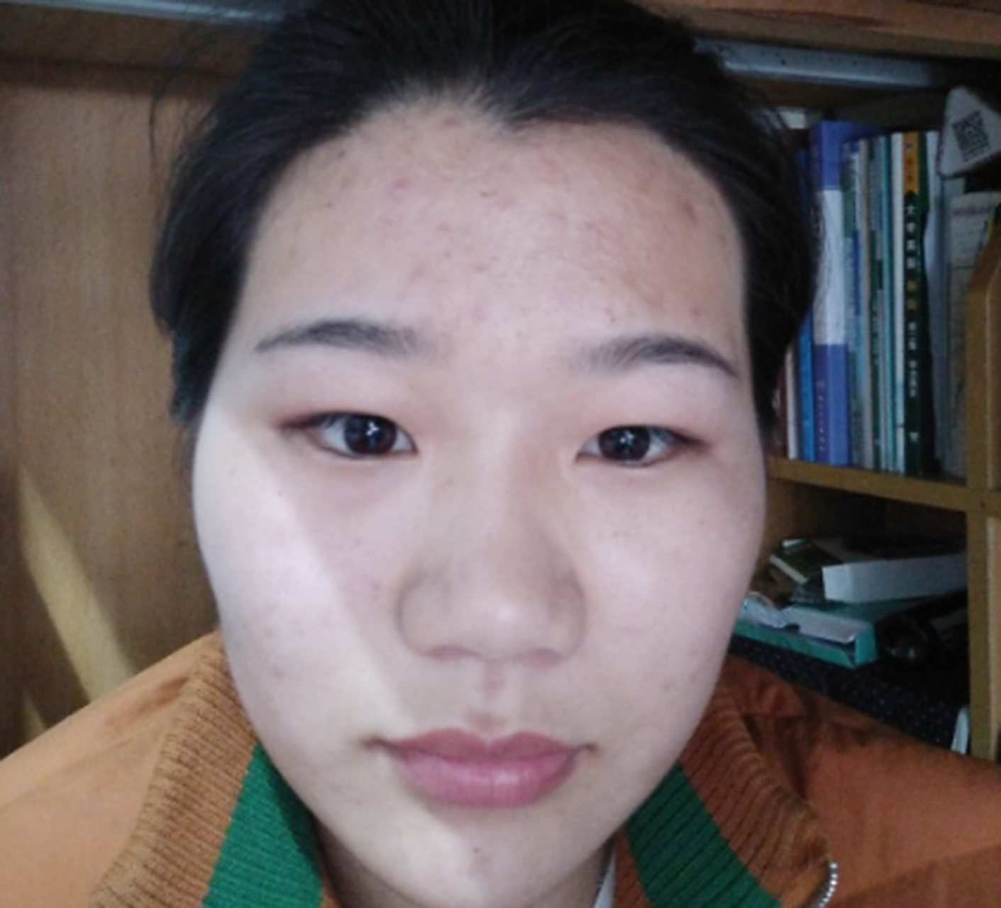 从面相来看,是典型的申字面 ,人生得力期在中年,鼻头圆大丰阔,鼻翼稍