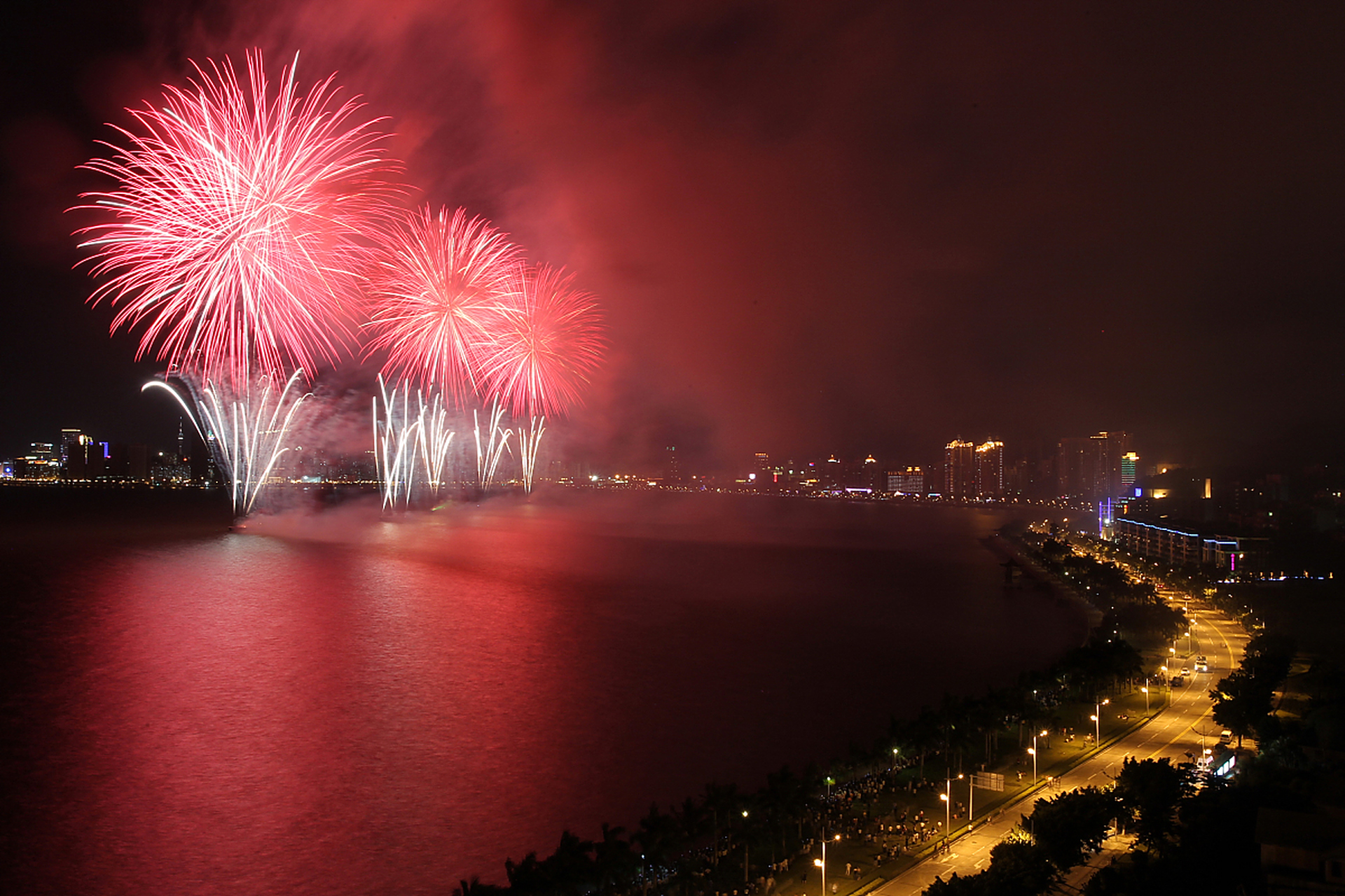 长沙人都不用睡觉吗# 橘子洲与烟花一直有着密切的联系,从最车的