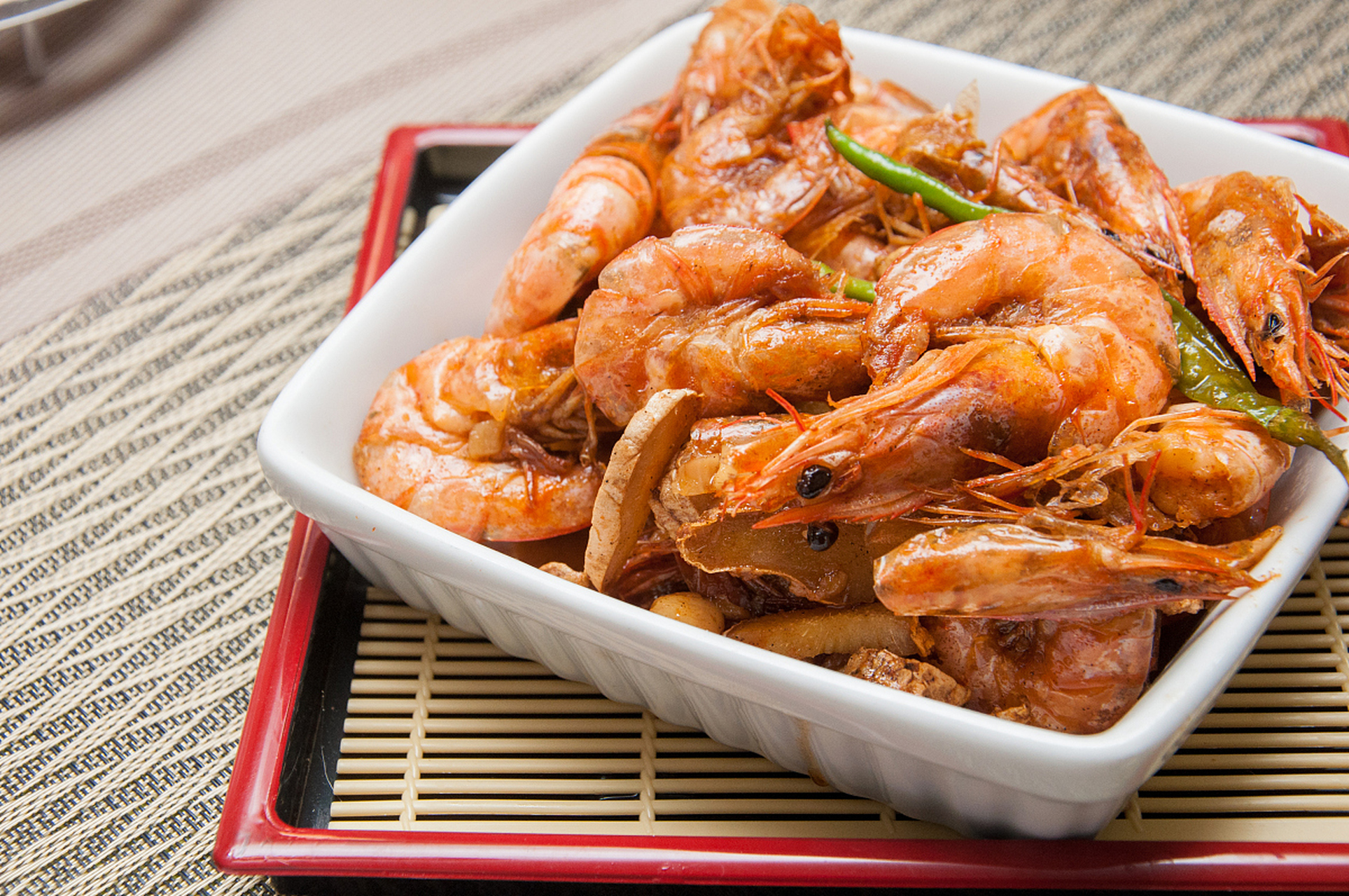 制作时需选购新鲜虾,准备好调料和腌料,去壳去肠泥后腌制,再烤制或