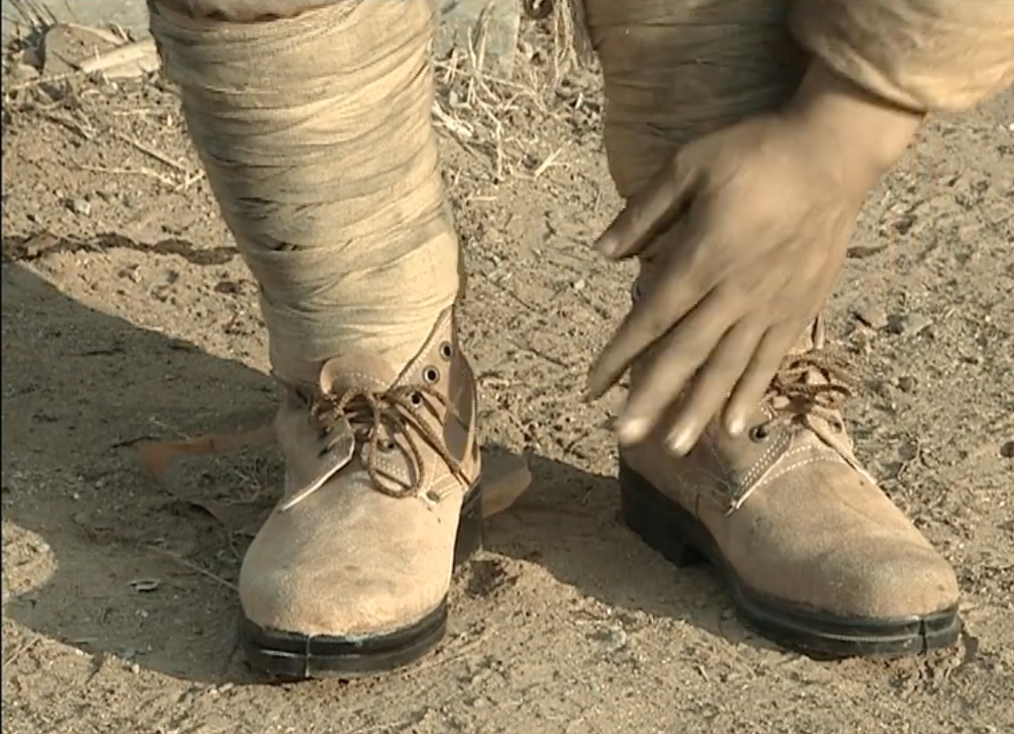 新老《亮剑》龙套角色守仓库对比:一个美滋滋,一个面无表情