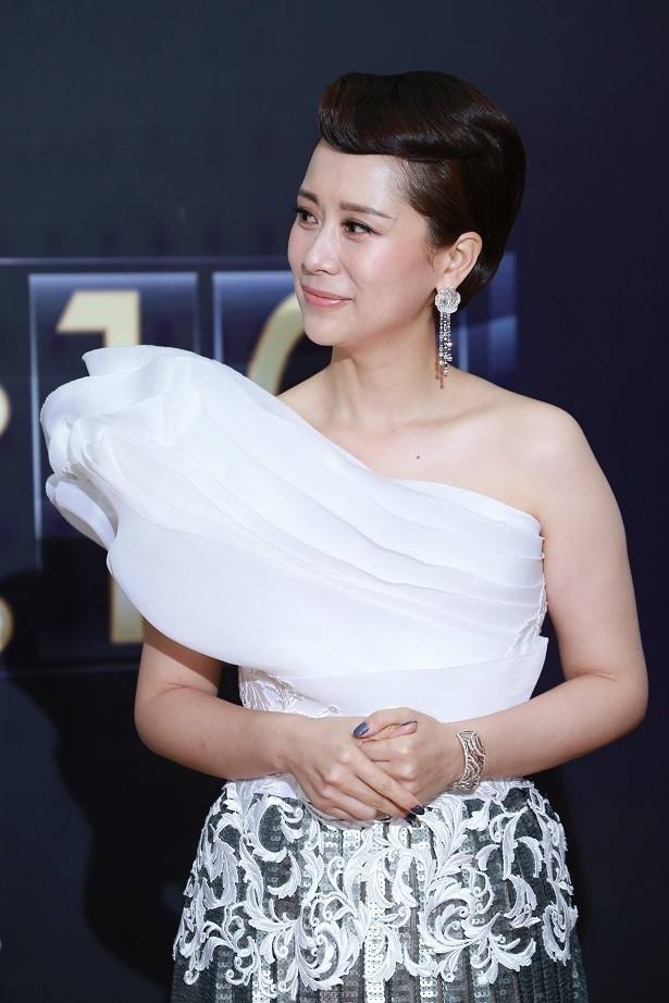 海清:灿烂笑容无人抵挡,自信优雅尽显风情!