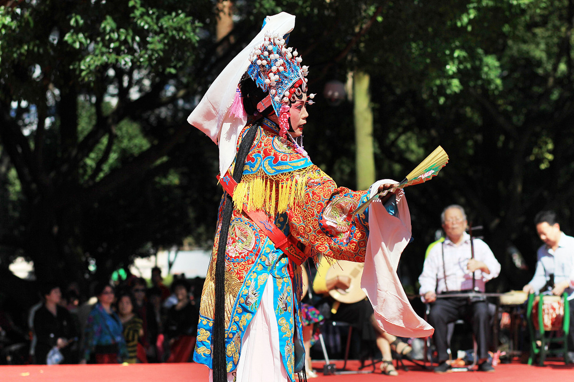 在人生质白而简单的底色上,写上诗意的风景  在生命的画卷上,底色往往