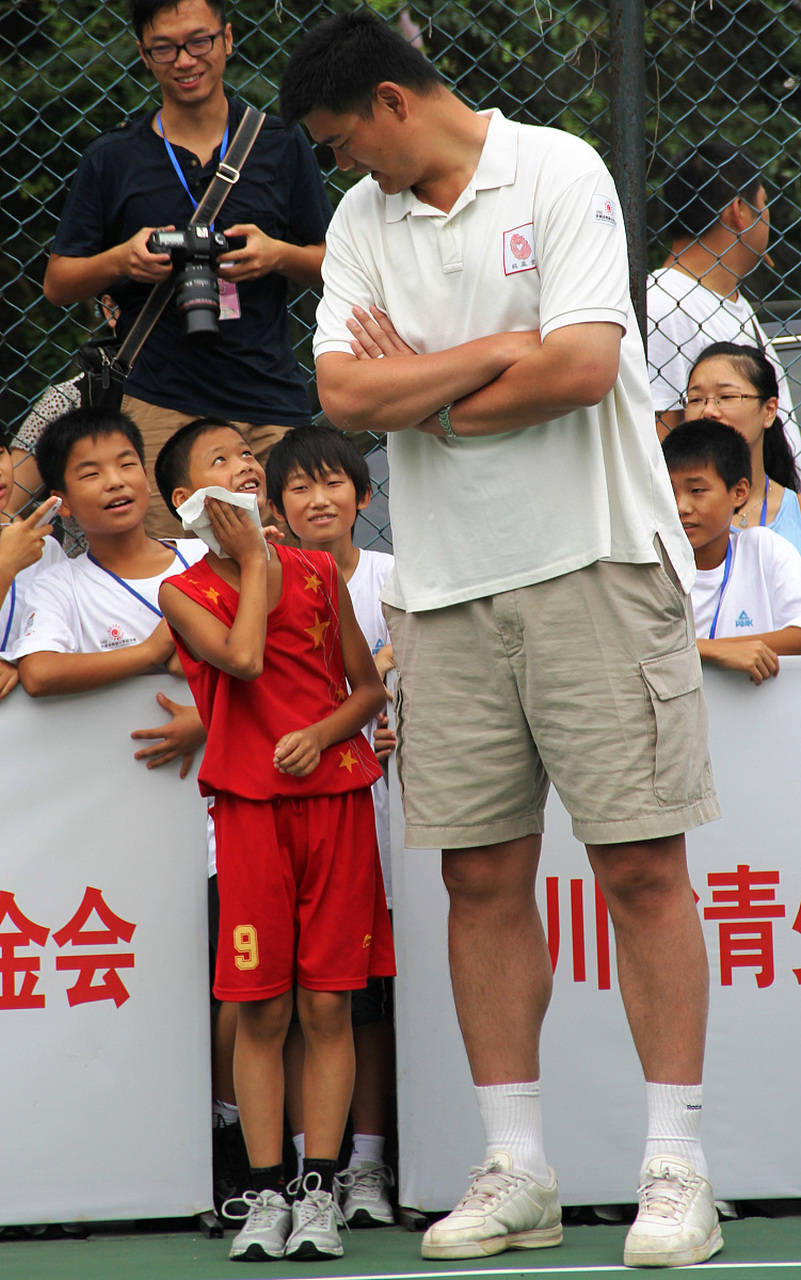 姚明和抗震小英雄林浩时隔16年重逢#  今天,一个让人感慨万分的消息