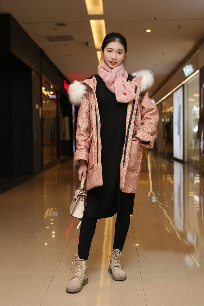 街拍冬日街头的美女,将普通的衣服穿出好气质,这才是魅力的体现