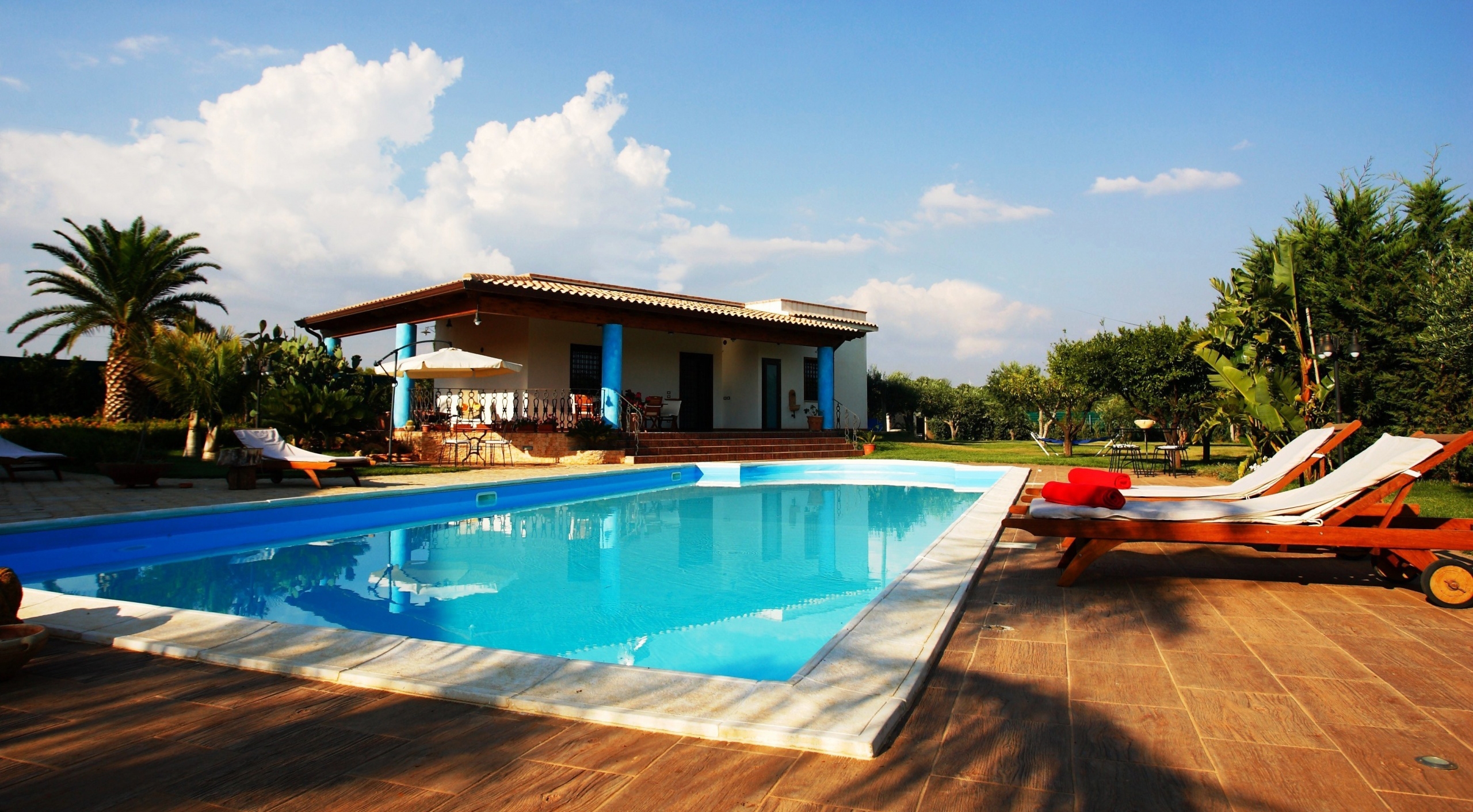 游泳池内的水到底含有多少尿液?看完赶紧去洗了个澡