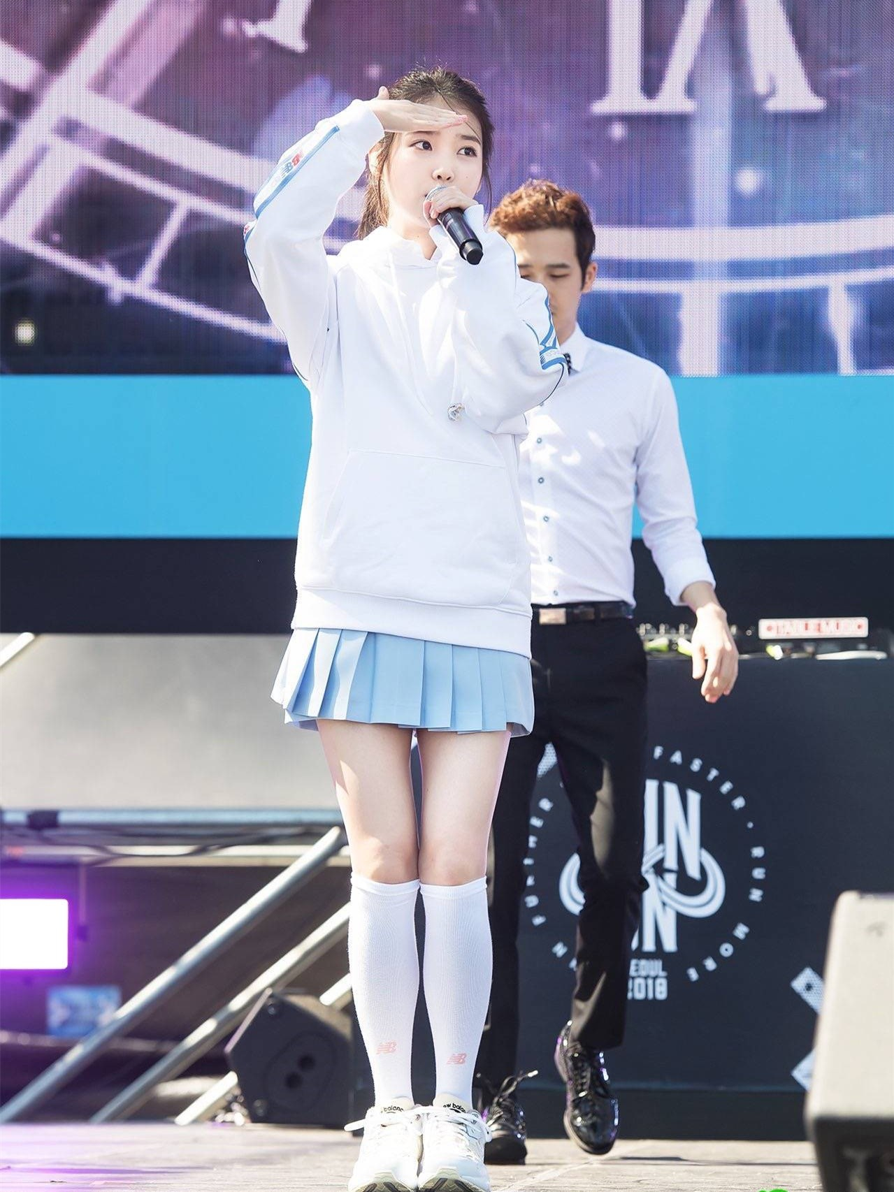 谭松韵和iu李知恩,身高同为162cm,穿百褶裙居然都逆袭成腿精?