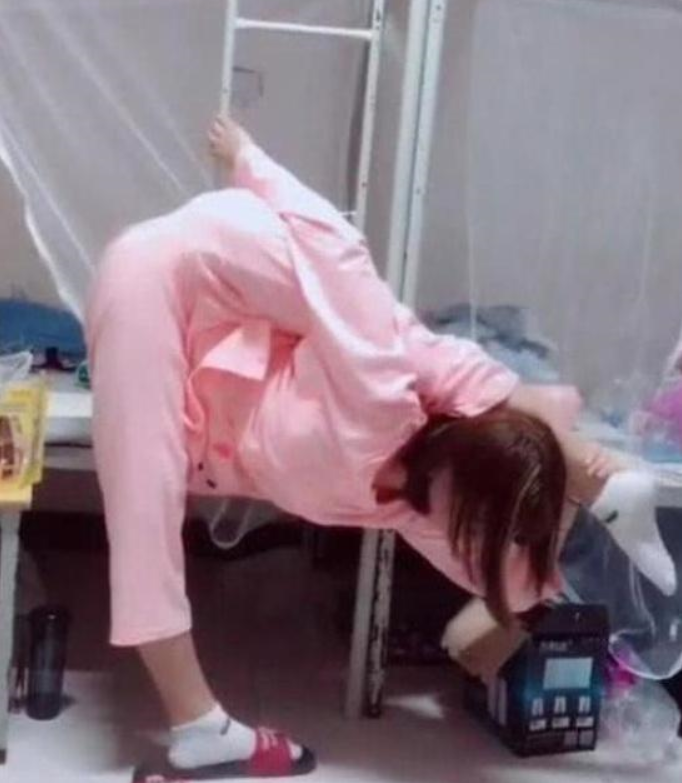 睡衣美女一字马走红,高难度动作让人沉迷,网友,男友幸福了!