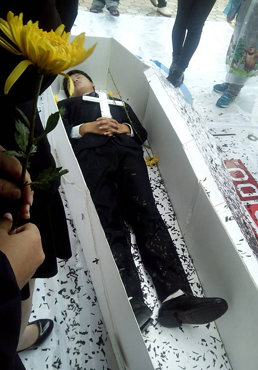 成都官方通报了一则悲剧,一名中学生竟然在校内自缢身亡.