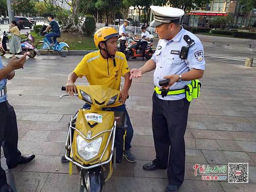 外卖小哥骑车乱行,闯红灯 南昌交警点名批评美团,饿了么,达达三家企业