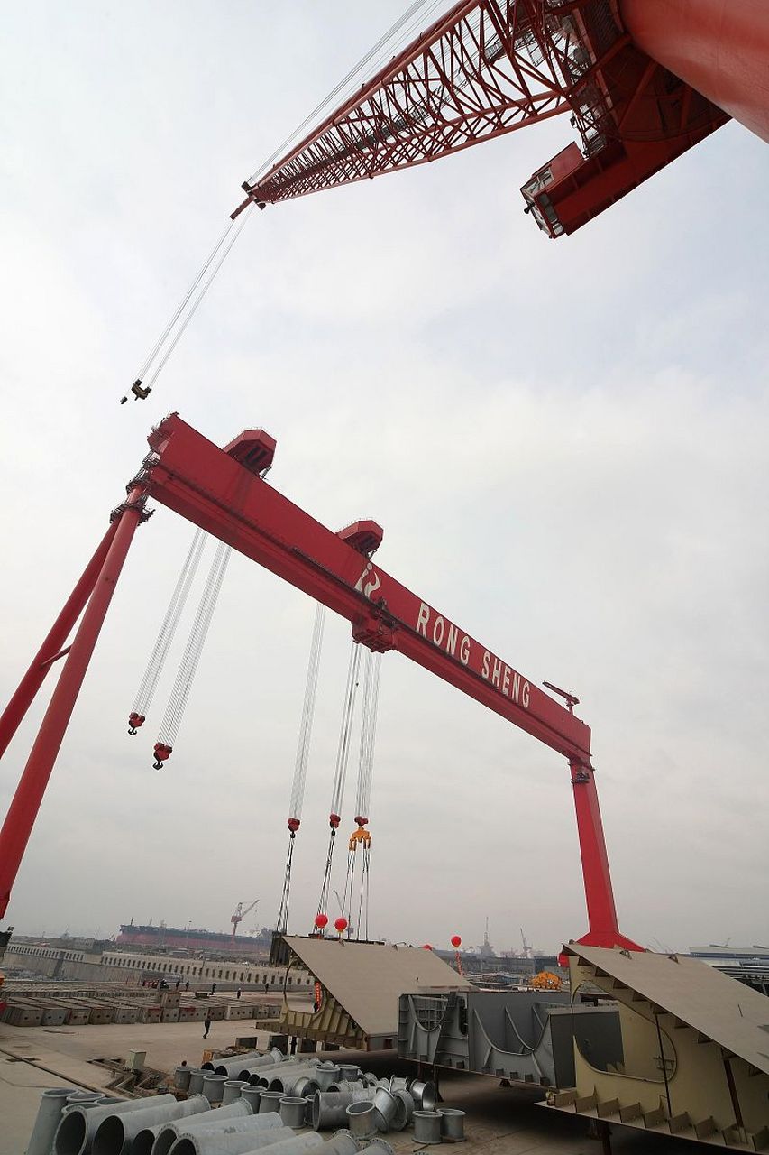 龙门式起重机经常在空中作业,不仅有坠落的风险,而且还有高空坠物伤人