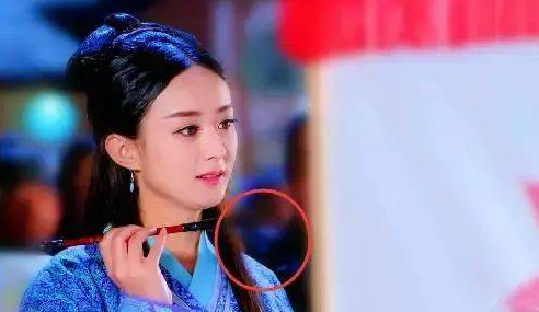 搞笑穿帮镜头,古天乐身后的瀑布太假了吧,明显就是塑料布做的