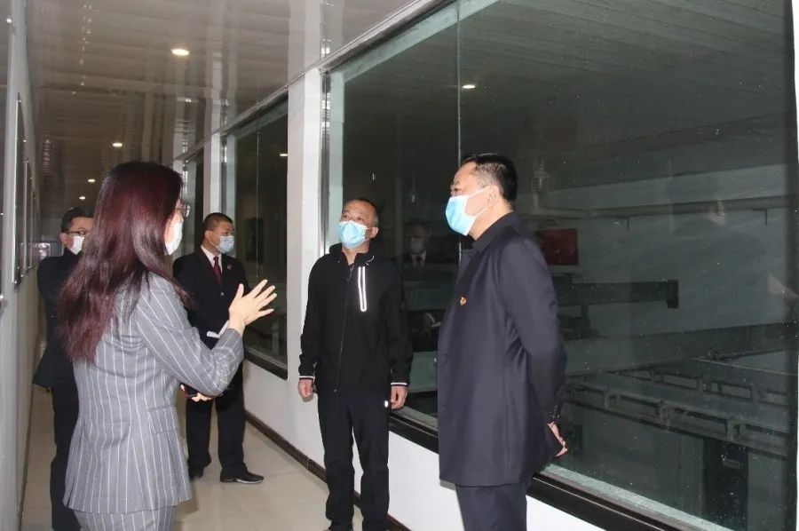 文水县人民检察院检察长王宝和一行进企业助力复工复产