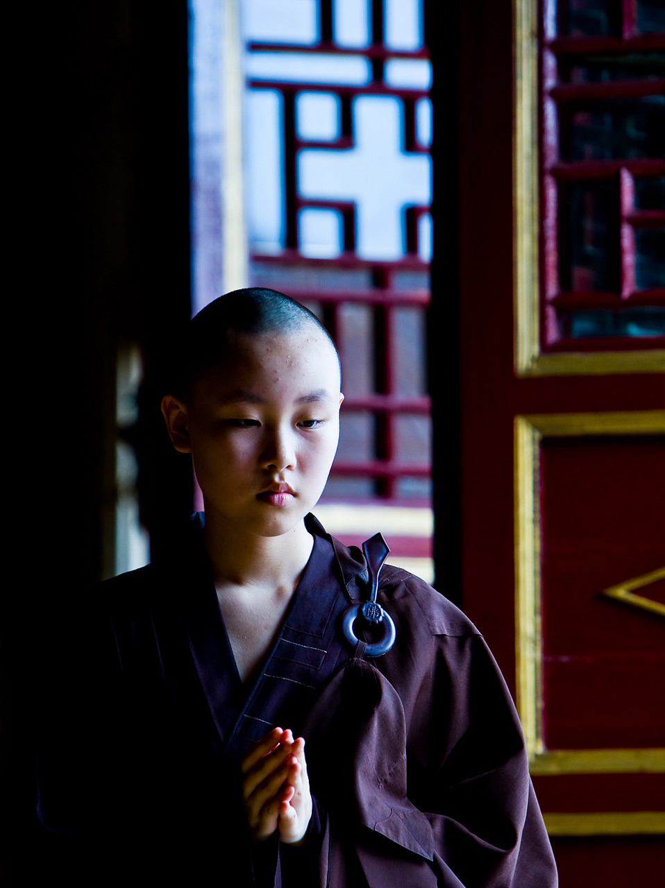 在一个寺庙里,住着一位虔诚的尼姑,她一心向佛,日夜修行.