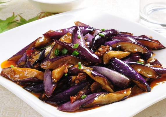 酱爆茄子,锅内的注意火候,烹饪的时间很大程度上影响了菜品的爽口.