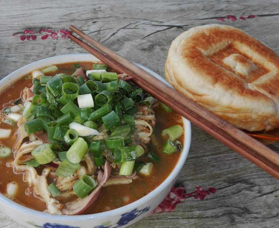 河南禹州这一美食,配上辣椒油和烧饼最好吃,当地人早餐标配
