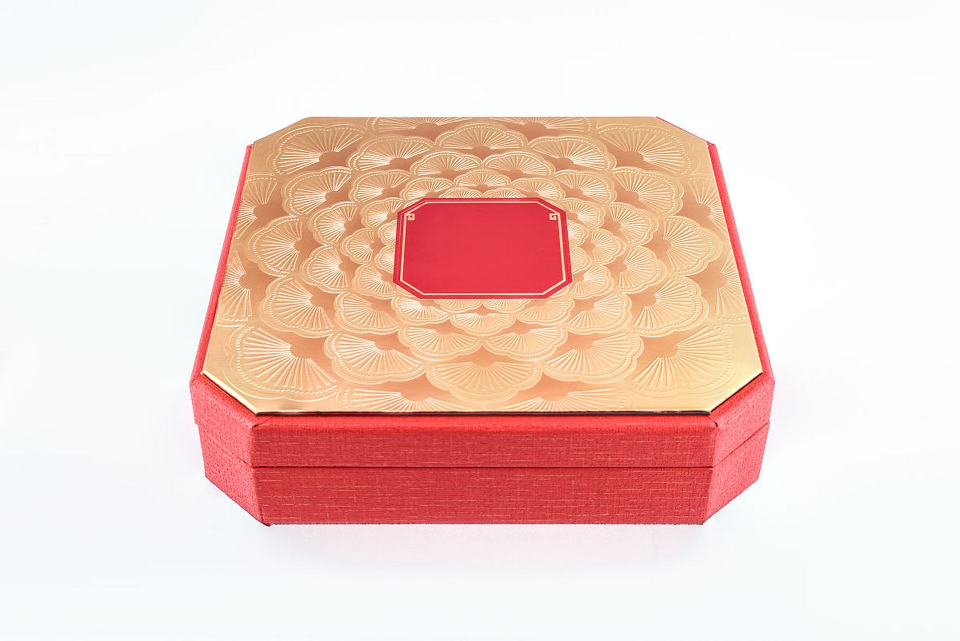 中秋佳节,月饼铁盒包装融合传统文化与现代审美,强调环保理念,吸引