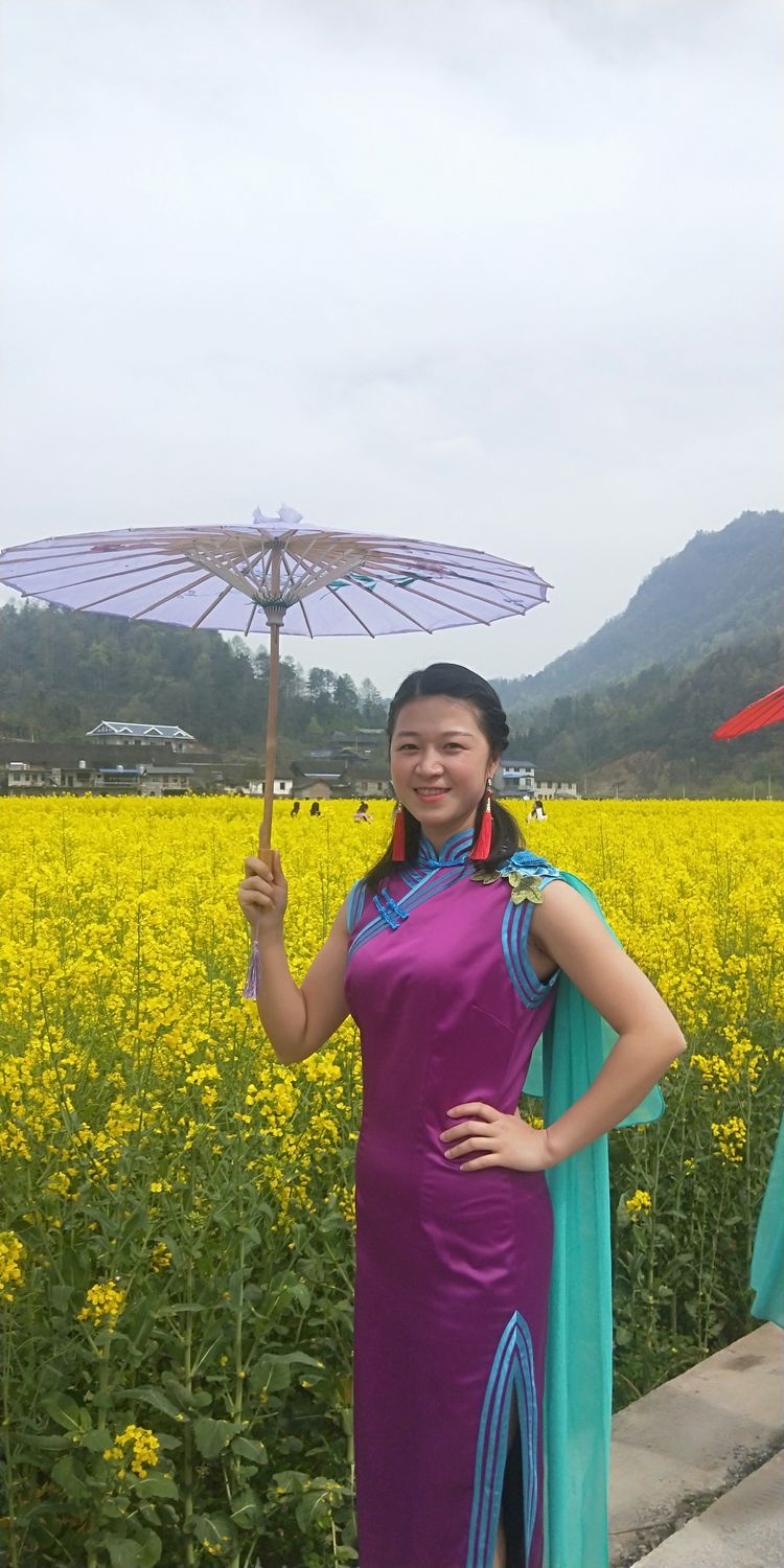 传统村落沅古坪油菜花怒放,谁家女子如此俏丽,旗袍领秀花田