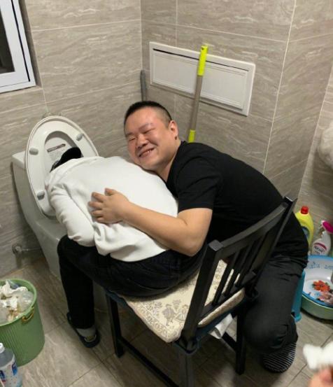 德云社岳云鹏聚餐照看点多,个个趴马桶吐,网友:只有一个是真醉