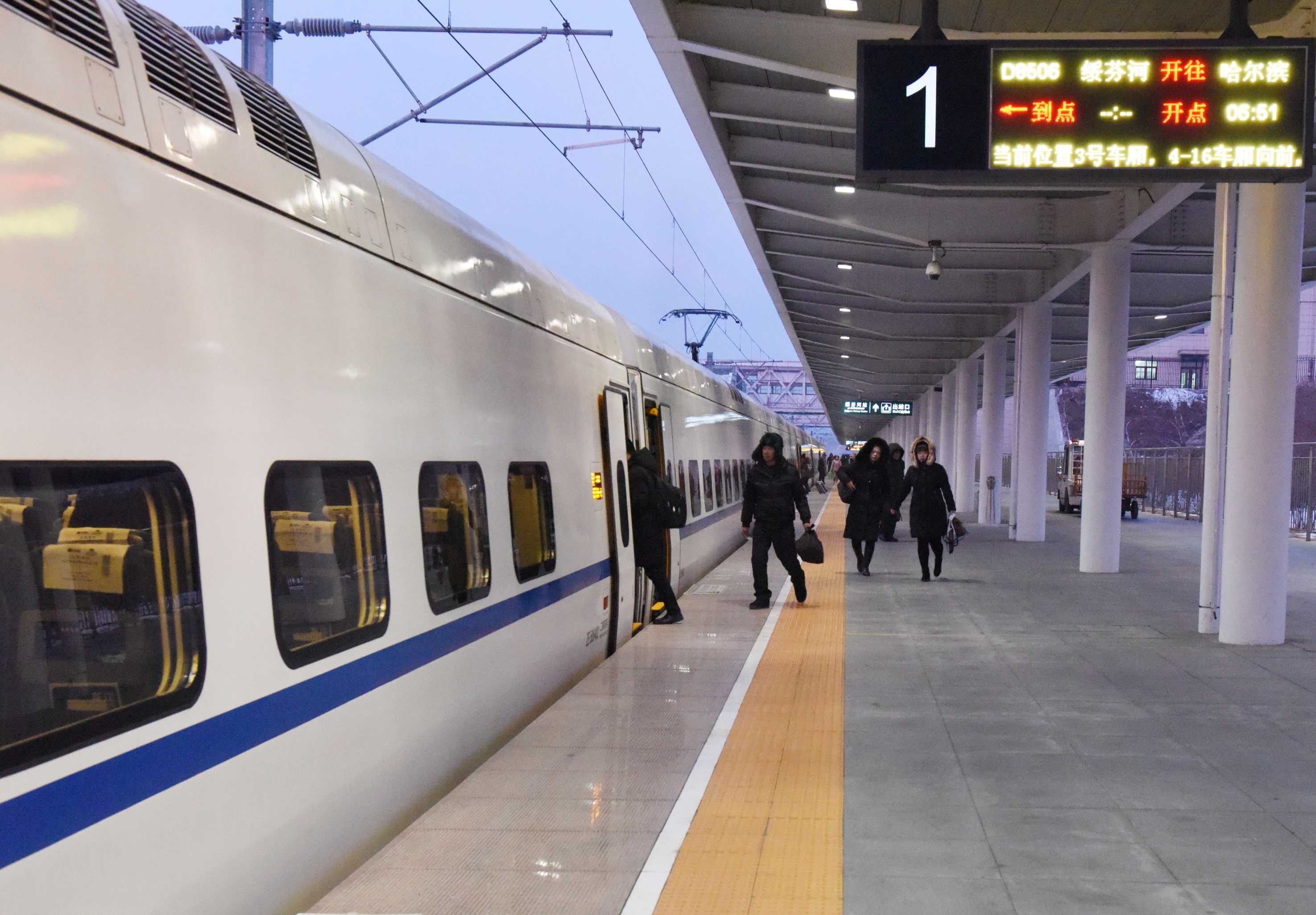 首列载客动车驶入绥芬河的影像记录